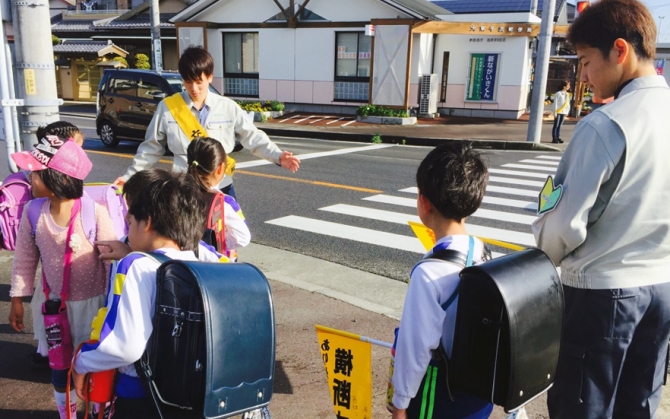 小学生登校時の旗振り誘導を実施 @千浜小学校周辺