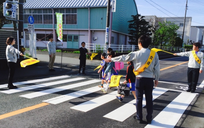 小学生登校時の旗振り誘導を実施 @千浜小学校周辺