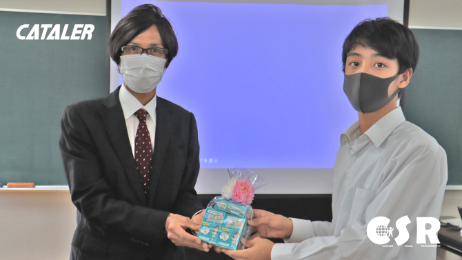 掛川市教育委員会に原子モデルカードと中古PCを贈呈しました
